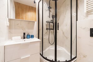 City Studio | Bathroom | Shower, hair dryer, towels, soap