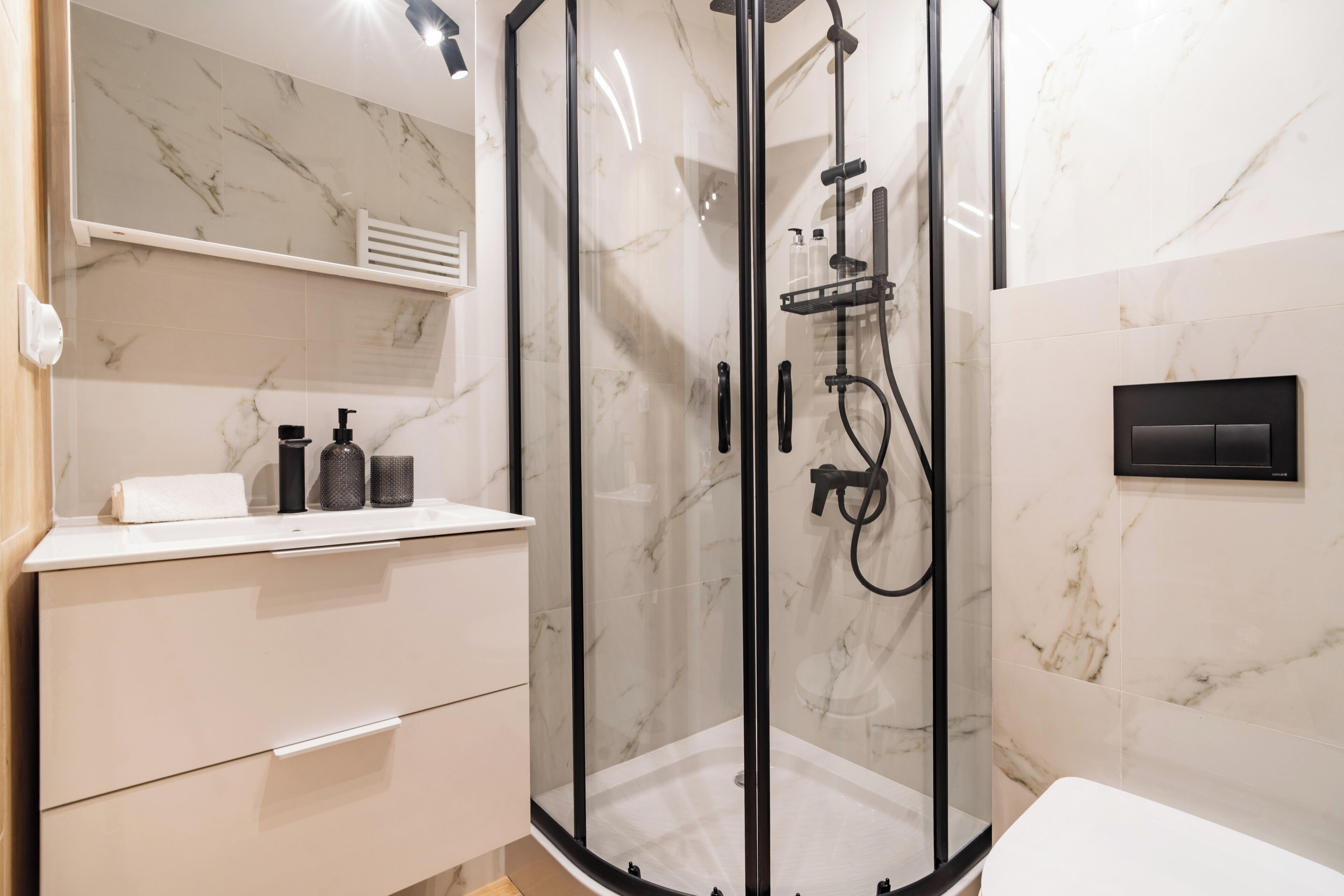 Studio | Kamar mandi | Shower, pengering rambut, handuk, dan sabun