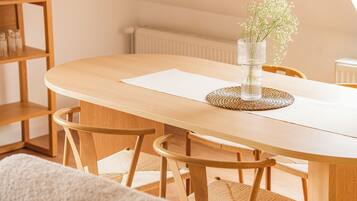 Premium Apartment | Makan dalam bilik