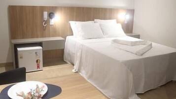 Escritorio, espacio para trabajar con laptop y cortinas blackout