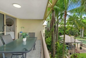 Outdoor dining - Butterfly Escape—Poolside Stay near Beach & Dining (Port Douglas)