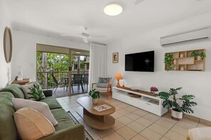 TV - Butterfly Escape—Poolside Stay near Beach & Dining (Port Douglas)