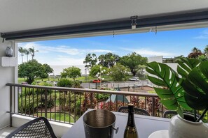 Outdoor dining - Seven Aquarius Coral Sea Views near the Lagoon (Cairns)