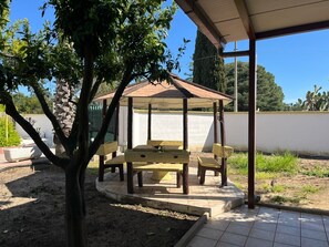 Terrace/patio - Holiday Home 'La Perla' with Shared Pool, Wi-Fi and Air Conditioning (Latiano)