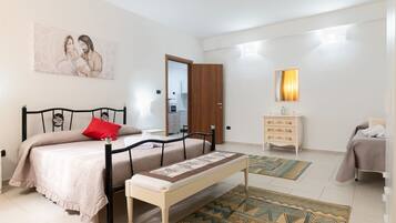 3 slaapkamers, een strijkplank/strijkijzer, wifi, beddengoed
