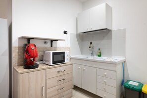 Kühlschrank, Mikrowelle, Wasserkocher mit Kaffee-/Teezubehör