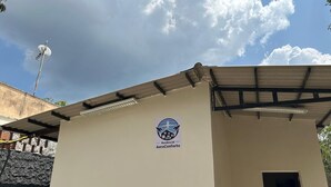 Un petit bâtiment sur lequel on peut lire l’inscription « Residencial AeroConforto » et qui est surmonté d’une antenne parabolique.