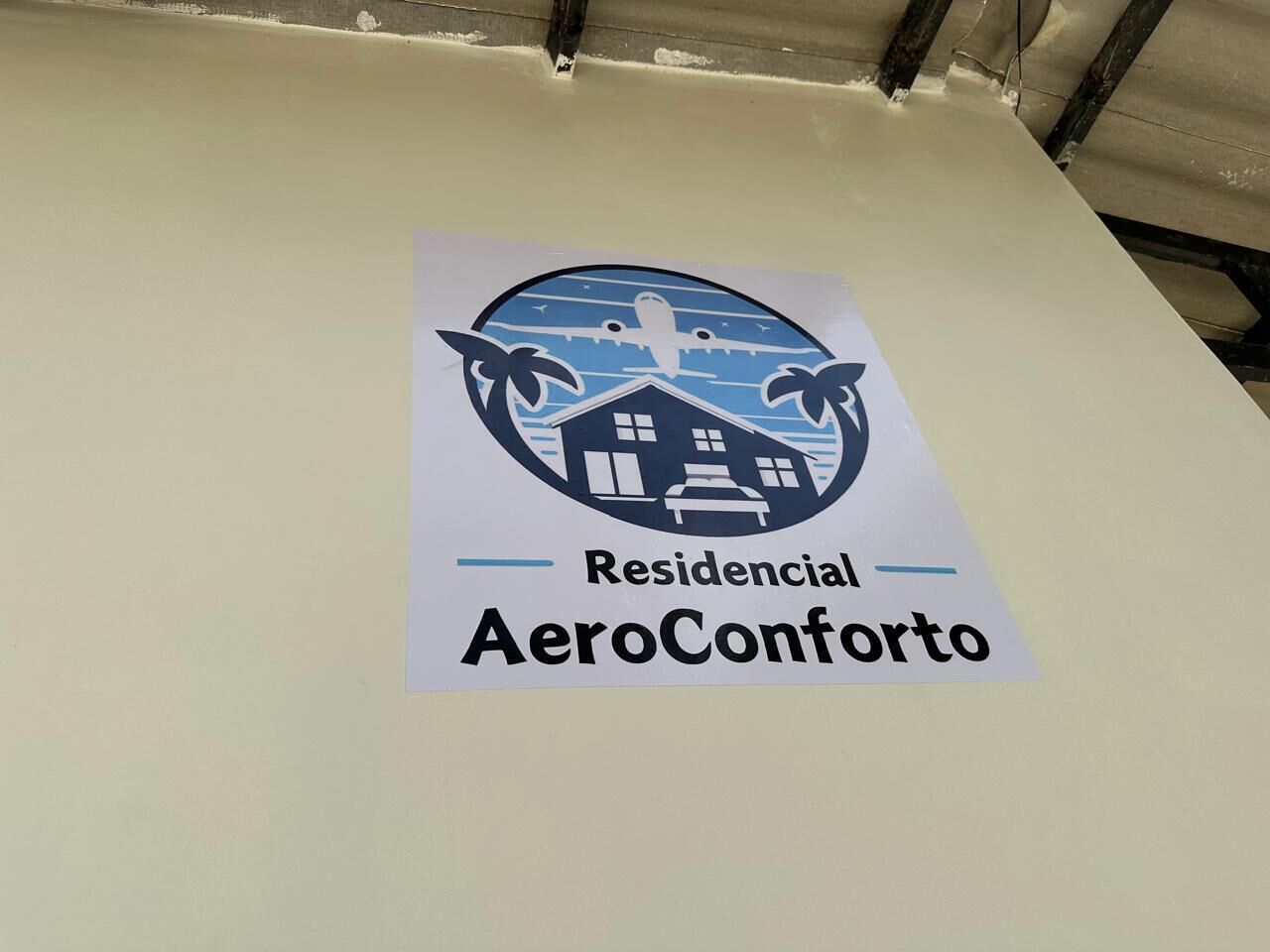 Une enseigne avec un logo et l’inscription « Residencial AeroConforto ».