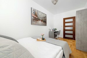 2 camere, una scrivania, ferro/asse da stiro, culla da viaggio