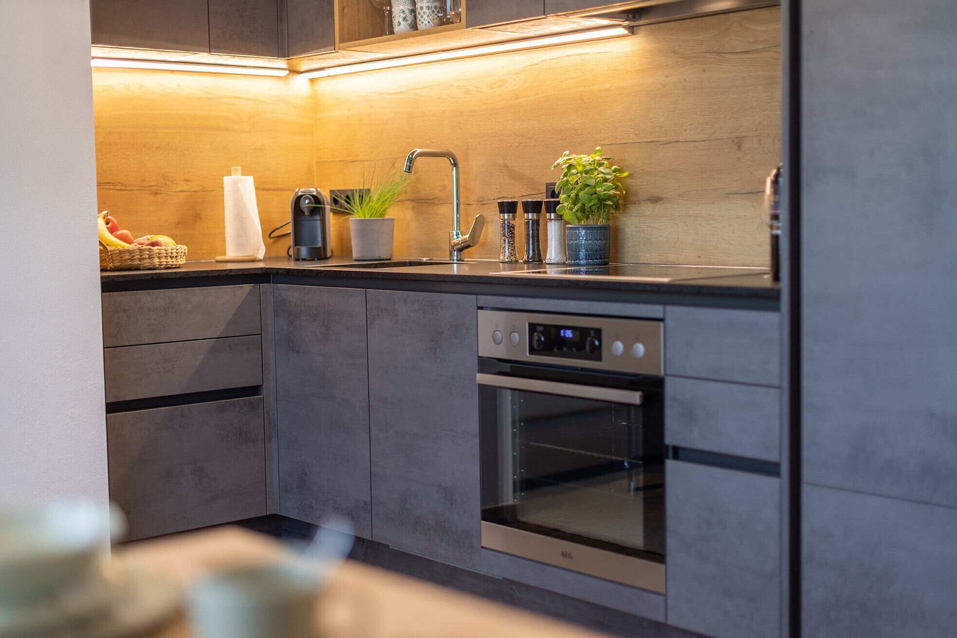 Fridge, oven, dishwasher, coffee/tea maker