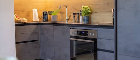 Fridge, oven, dishwasher, coffee/tea maker