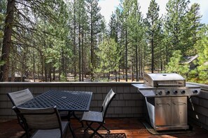 Outdoor dining - Glaze Meadow Forested Retreat at Black Butte Ranch (Sisters)