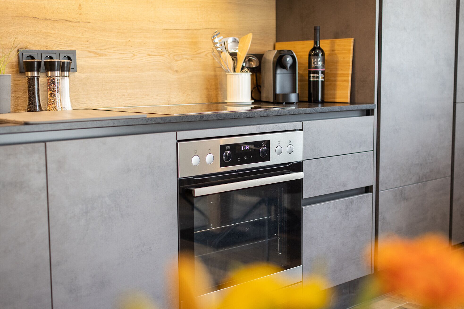 Een koelkast, een oven, een vaatwasser, een koffiezetapparaat/waterkoker