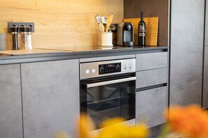 Réfrigérateur, four, lave-vaisselle, cafetière/bouilloire