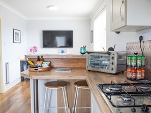 Frigorífico, microondas y utensilios de cocina