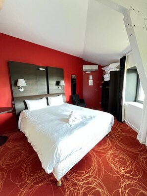 12 bedrooms, WiFi, bed sheets