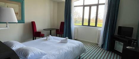 12 bedrooms, WiFi, bed sheets