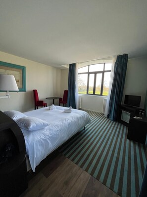 12 bedrooms, WiFi, bed sheets
