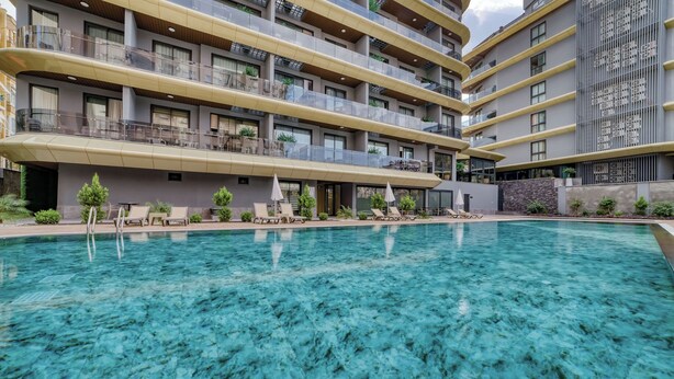 Un hôtel à plusieurs étages doté d’une piscine, d’un espace extérieur aménagé et de balcons.