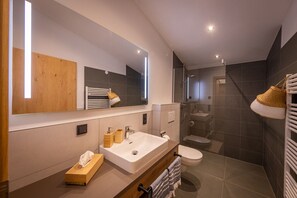 Dusche, Haartrockner, Handtücher, Seife