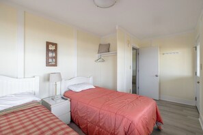 Bedroom #4 (Double & Twin) - Lou Sea Ann West, Oceanfront Duplex - 4BR 2BA (Emerald Isle)