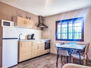 Kühlschrank, Mikrowelle, Ofen, Kochgeschirr/Geschirr/Besteck
