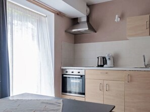 Kühlschrank, Mikrowelle, Ofen, Kochgeschirr/Geschirr/Besteck
