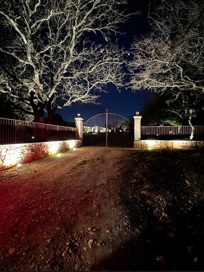 Property grounds - Holiday Home 'Maison Contemporaine Provençale' with Shared Pool, Wi-Fi and Air Conditioning (Esparron-de-Pallières)