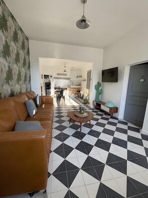 Living area - Holiday Home 'Maison Contemporaine Provençale' with Shared Pool, Wi-Fi and Air Conditioning (Esparron-de-Pallières)