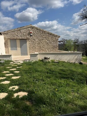Exterior - Holiday Home 'Maison Contemporaine Provençale' with Shared Pool, Wi-Fi and Air Conditioning (Esparron-de-Pallières)