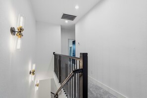 Interior - The Golden Serenity Retreat (Houston)