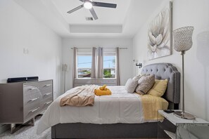 4 bedrooms, iron/ironing board, WiFi, bed sheets - The Golden Serenity Retreat (Houston)