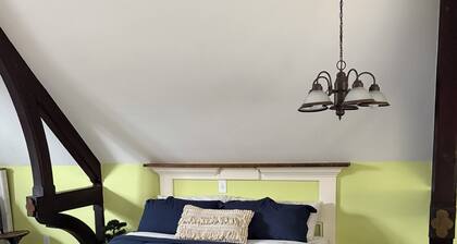 Unique loft space 500 ft from Salmon River!