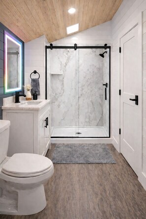 Shower, hair dryer, towels, soap - Luxury Creekside Cabin & Mountain Escape (Marion)