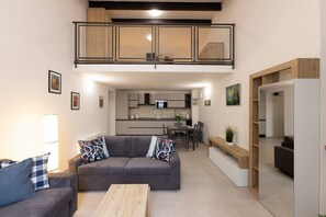 TV - A bright and welcoming 50 square meters apartment, perfect for four people, located on the ground floor of the former headquarters of the Alinari Foundation, a completely renovated historic building.The property is located in the Santa Maria Novella area (Florence)