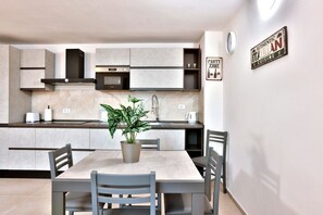 Fridge, microwave, dishwasher, toaster - A bright and welcoming 50 square meters apartment, perfect for four people, located on the ground floor of the former headquarters of the Alinari Foundation, a completely renovated historic building.The property is located in the Santa Maria Novella area (Florence)