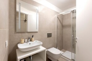 Shower, towels - A bright and welcoming 50 square meters apartment, perfect for four people, located on the ground floor of the former headquarters of the Alinari Foundation, a completely renovated historic building.The property is located in the Santa Maria Novella area (Florence)