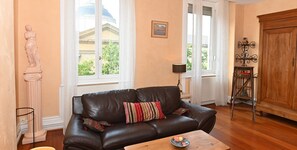 TV - Lyon 6 Foch: Quiet 1-bedroom apartment with workspace (Lyon)