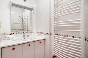 Shower, hair dryer, towels - Lyon 6 Foch: Quiet 1-bedroom apartment with workspace (Lyon)