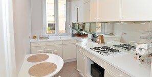 Microwave, oven, stovetop, coffee/tea maker - Lyon 6 Foch: Quiet 1-bedroom apartment with workspace (Lyon)