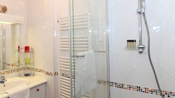 Chuveiro, secador de cabelo, toalhas de banho