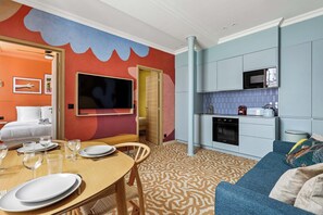 TV, offices - Stunning flat  2 bedrooms sleeps 6  Canal Saint-Martin (Paris)