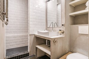 Shower, hair dryer, towels - Lyon 1 Opera district: T2 apartment with great view (Lyon)
