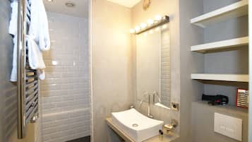 Douche, sèche-cheveux, serviettes fournies