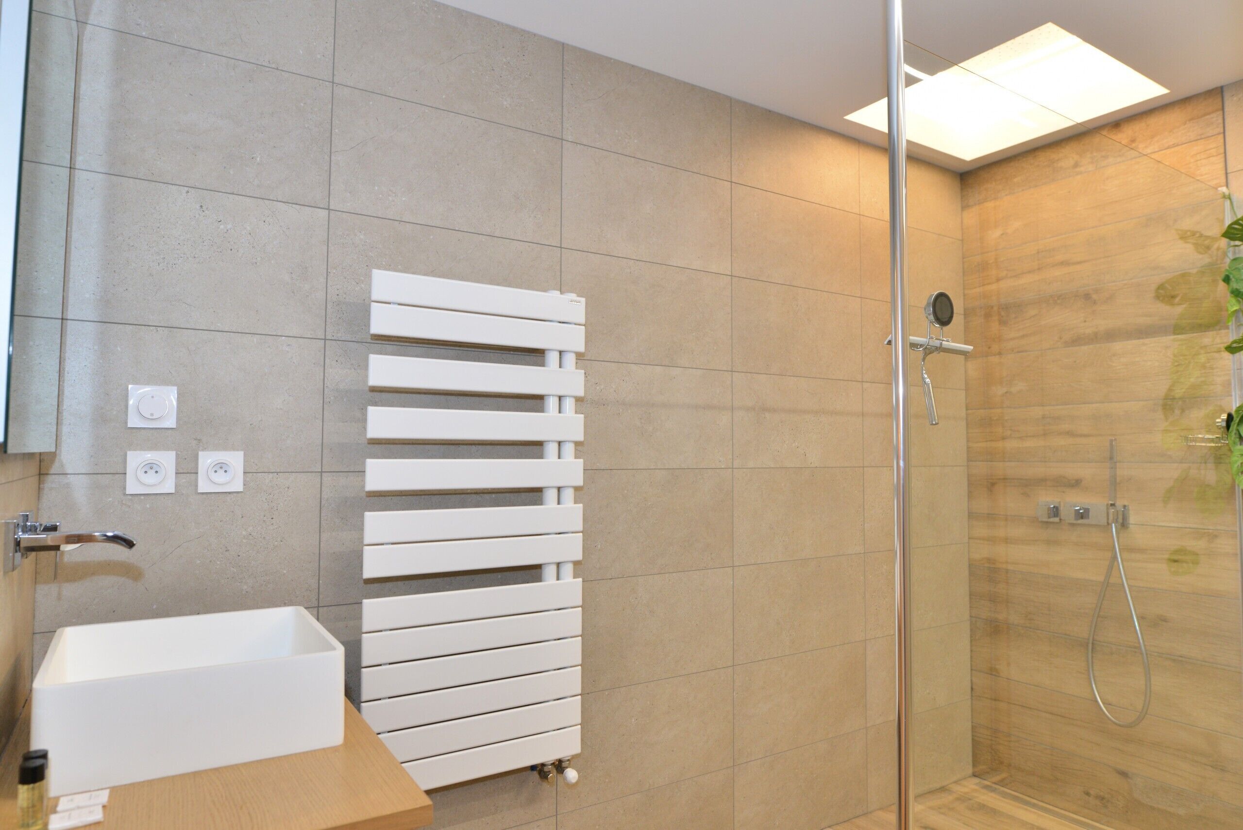 Douche, sèche-cheveux, serviettes fournies