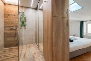 Shower, hair dryer, towels - Old Lyon Town refurnished 1 BDR St-Georges area (Lyon)