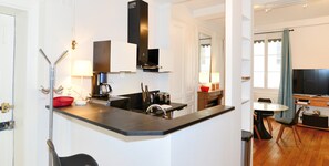 Kühlschrank, Mikrowelle, Ofen, Herdplatte