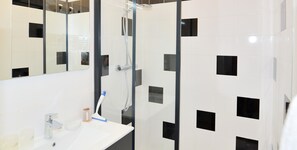 Dusche, Haartrockner, Handtücher