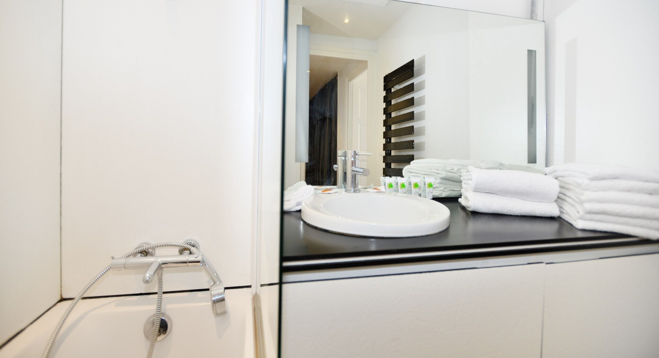 Een douche, een haardroger, handdoeken