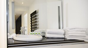 Een douche, een haardroger, handdoeken